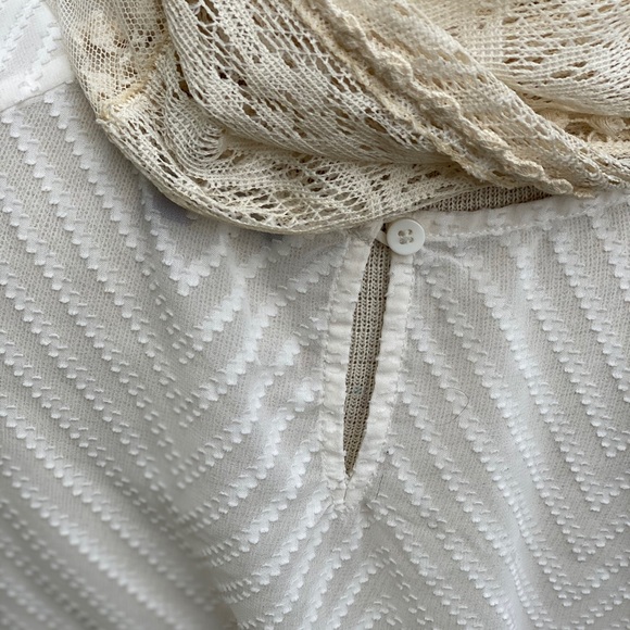 Creamy chevron, sheer Blouse with lace trim - Picture 2 of 7